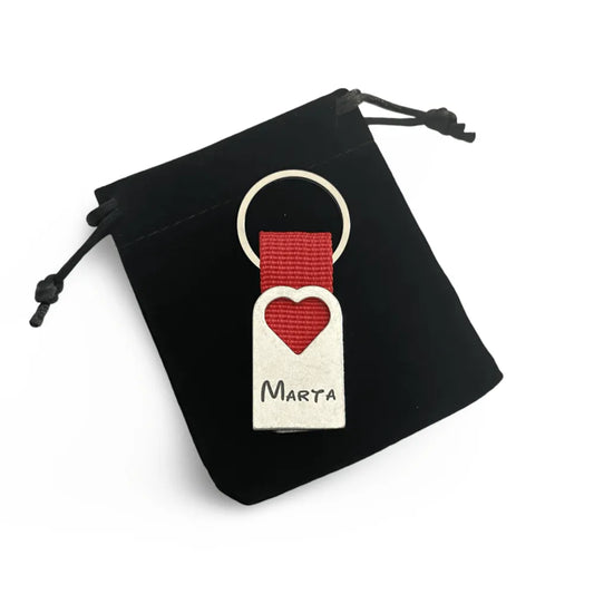 Pack de 2 Llaveros con forma de Corazón Personalizados - Aluminio Reciclado con Cinta Roja - Regalo Grabado