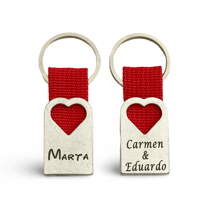 Pack de 2 Llaveros con forma de Corazón Personalizados - Aluminio Reciclado con Cinta Roja - Regalo Grabado