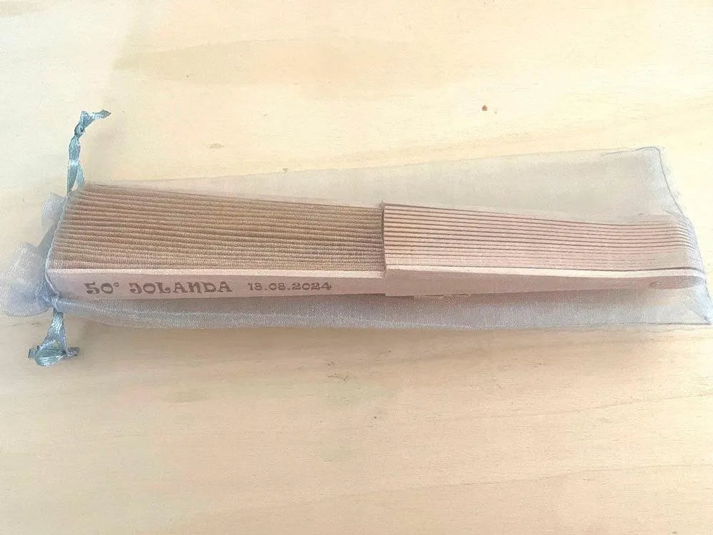 Abanicos personalizados de corcho en funda presentación