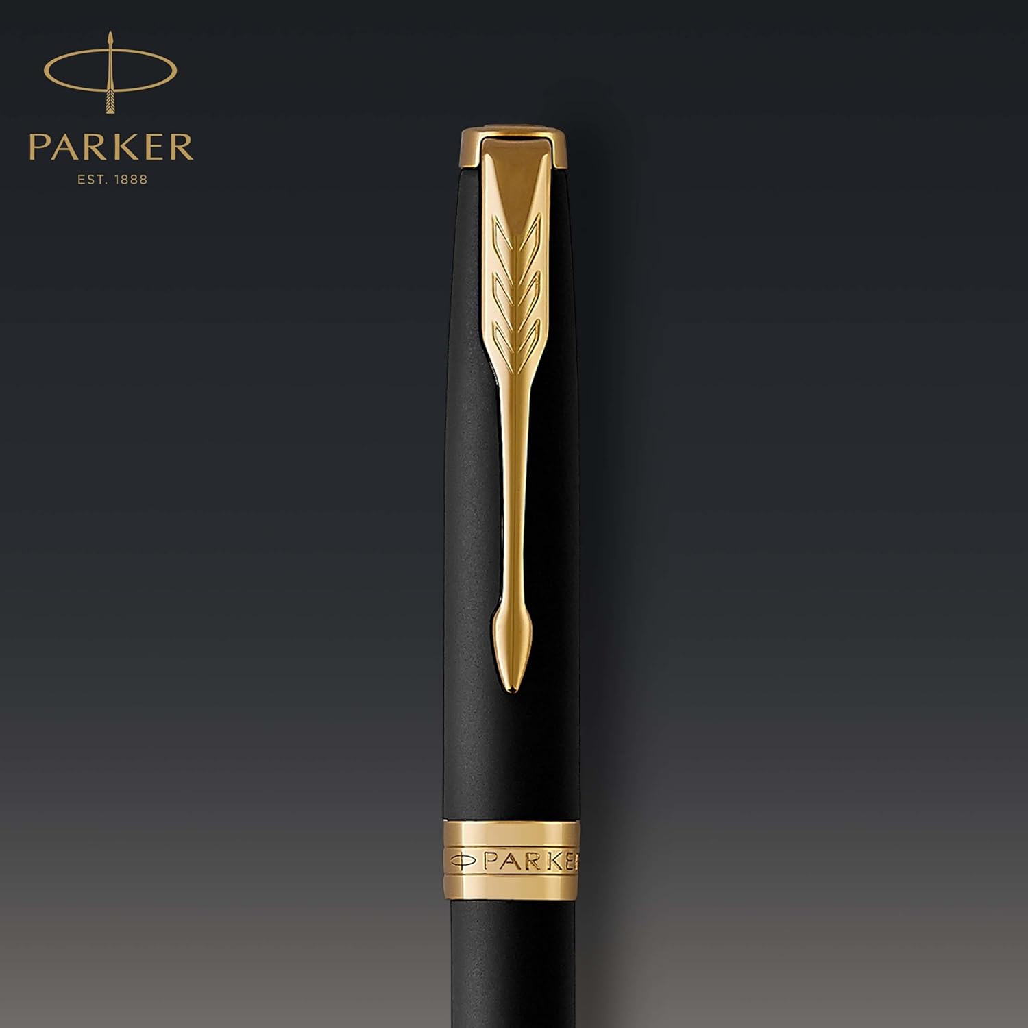 Detalle del clip en forma de flecha dorada del bolígrafo Parker Sonnet personalizado