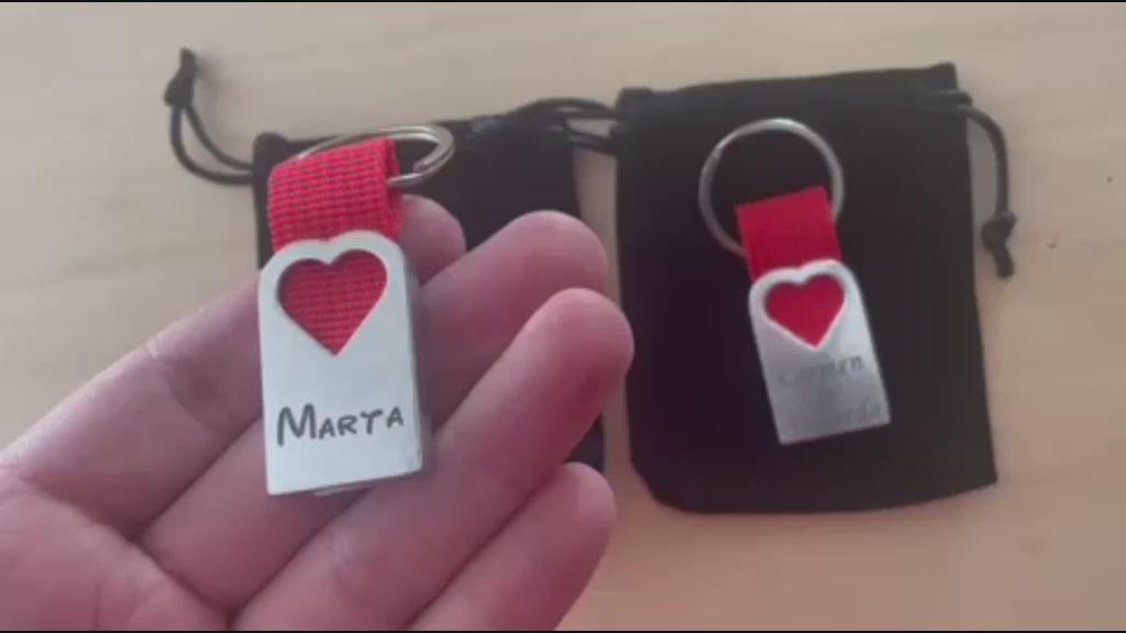 Pack de 2 Llaveros con forma de Corazón Personalizados - Aluminio Reciclado con Cinta Roja